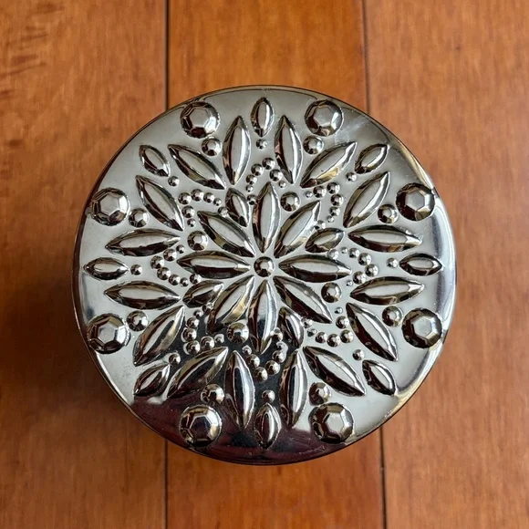 Bath & Body Works Midnight Snow Candle - Picture 2 of 4